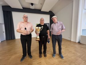 IM Sieger umrahmt von W. Bussmann (Gem. Bad Bertrich) u. Turnierleiter